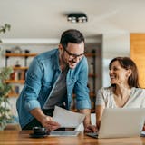 男性が連絡先を交換したい女性に見せる10の...