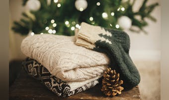 クリスマスプレゼントで彼氏が喜ぶニットTOP11｜男性に人気のセーターとは？
