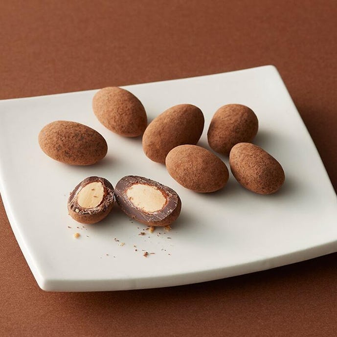 香ばしくローストしたアーモンドを一粒丸ごとスイートチョコでつつんでココアパウダーで仕上げ