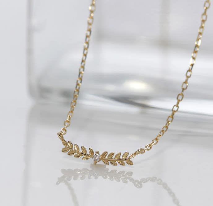 50代女性におすすめのネックレスはビズーのダイヤモンド K10ネックレス・ロリエール