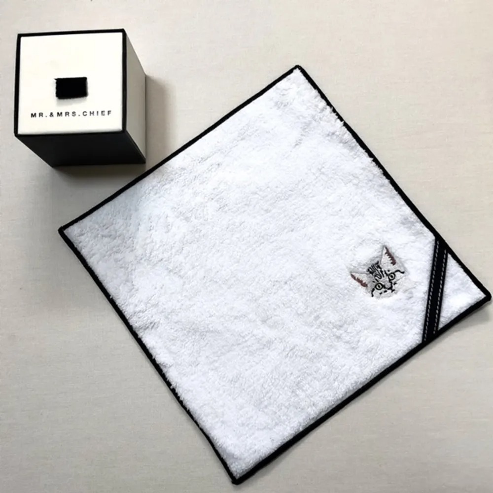 おすすめのハンカチはMR. & MRS. CHIEF（ミスターアンドミセスチーフ） ハンカチ［NEKO］