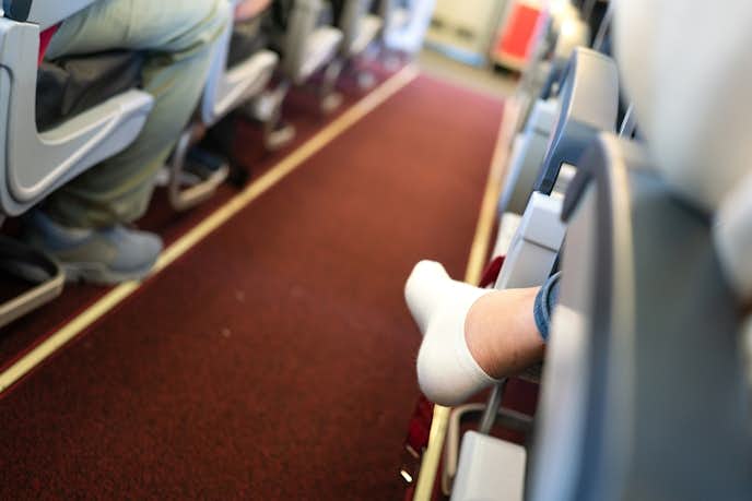 飛行機内での足や腰の痛みを軽減する快適グッズ
