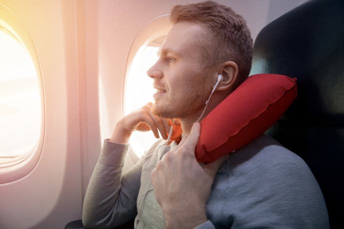 【エアータイプ】飛行機用ネックピローおすすめ6選｜ポンプ式や膨らます携帯枕を紹介