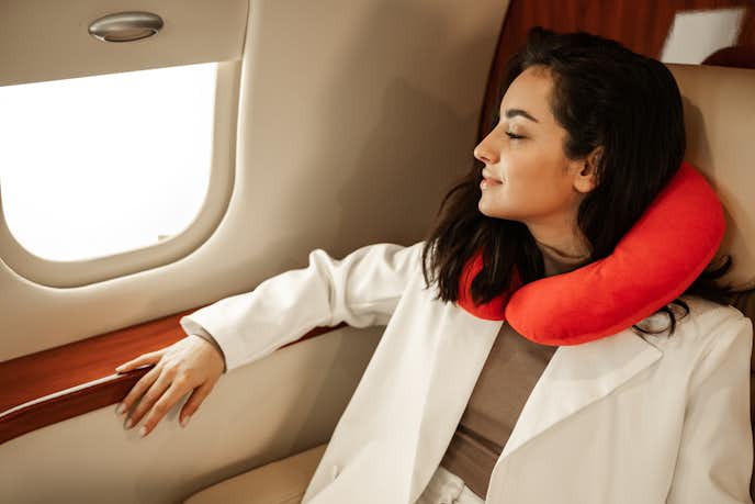 飛行機用ネックピローの人気おすすめランキング｜旅行や出張で使える携帯枕とは