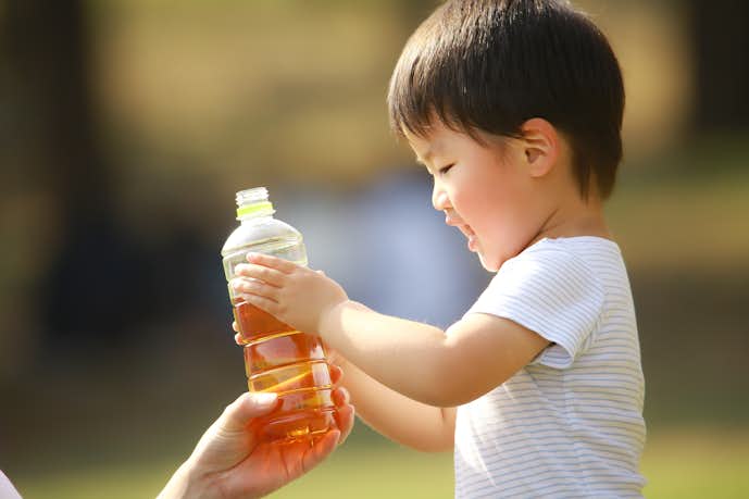 子供のダイエット方法：ジュースではなく水やお茶を飲む