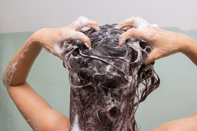 正しい洗髪のやり方：頭皮を優しく洗う