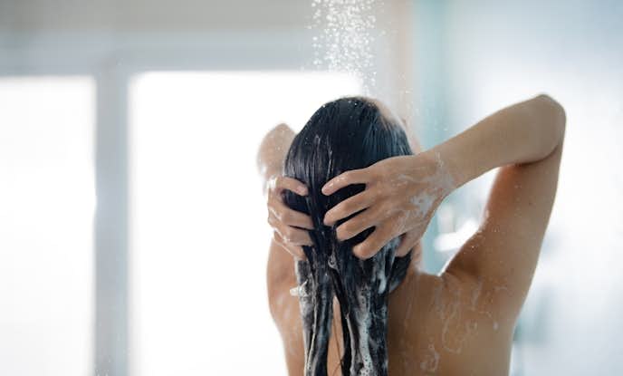 正しい洗髪のやり方：洗い残しがないようにすすぐ