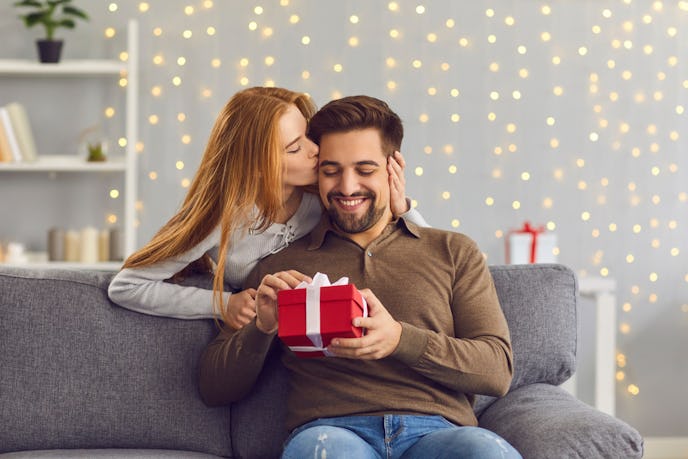 彼氏が喜ぶクリスマスプレゼント選びは彼氏の年齢に合わせて予算を決める
