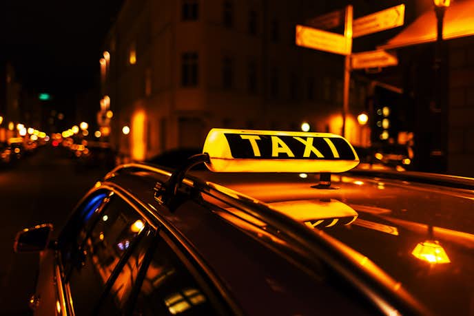 夜中の街中を走っているタクシー