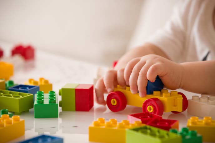 1歳の子ども向け知育玩具の選び方：五感を刺激するおもちゃを選ぶ