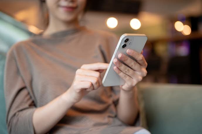 好きな人から連絡がこない時の対処法|彼からのLINEを待つ時にすることは?