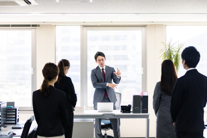 同期同士の恋愛に対して、先輩上司からの印象とは