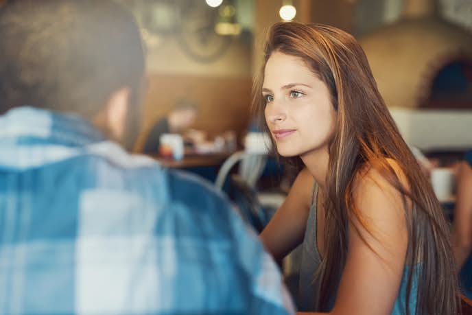 好きな人とうまく話せない理由|一歩踏み出せない心理とは?