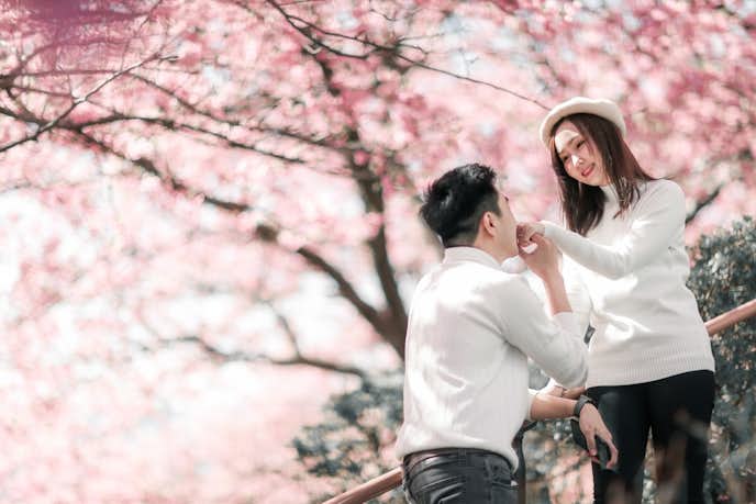 結婚を申し込む前に、彼女の気持ちや結婚のタイミングを見計らってみて。