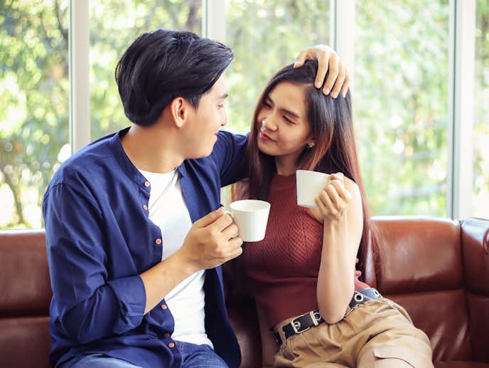 壁ドンよりも効果的?壁ドン以外のモテ仕草5つとは