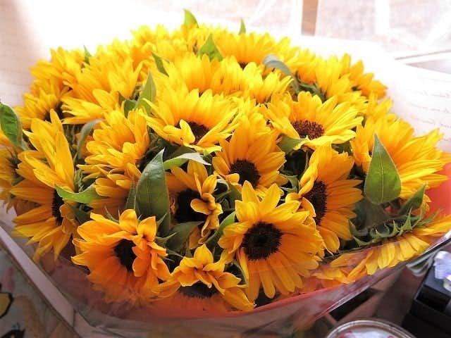 退職祝いで喜ばれるプレゼントはひまわりの花束