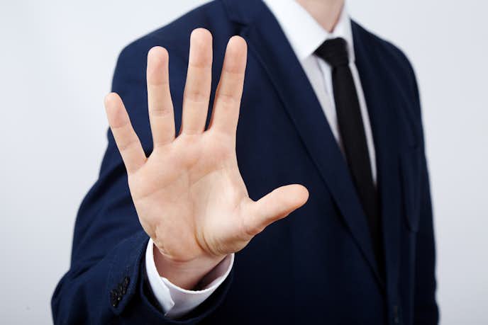 本当にキュンとするの?壁ドンをされた時の女性意見