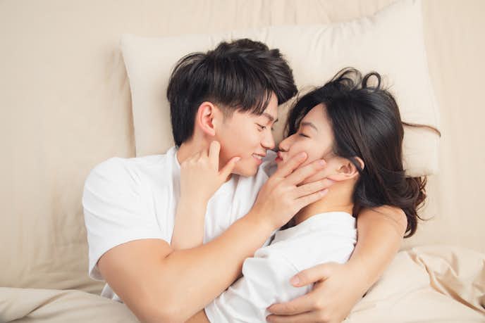 お家デートでずっとキスする男性心理|ずっとくっついてる彼氏が考えていることは?