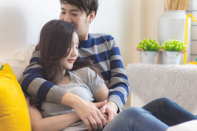 【嫌いじゃないけど...】お家デートでずっとキスしてくるのが嫌な場合の対処法
