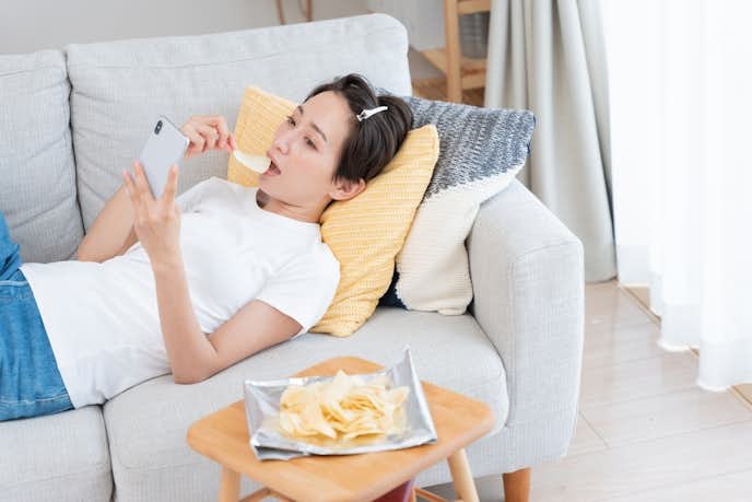 自分から連絡しない女性心理|連絡不精の人はなにを考えている?