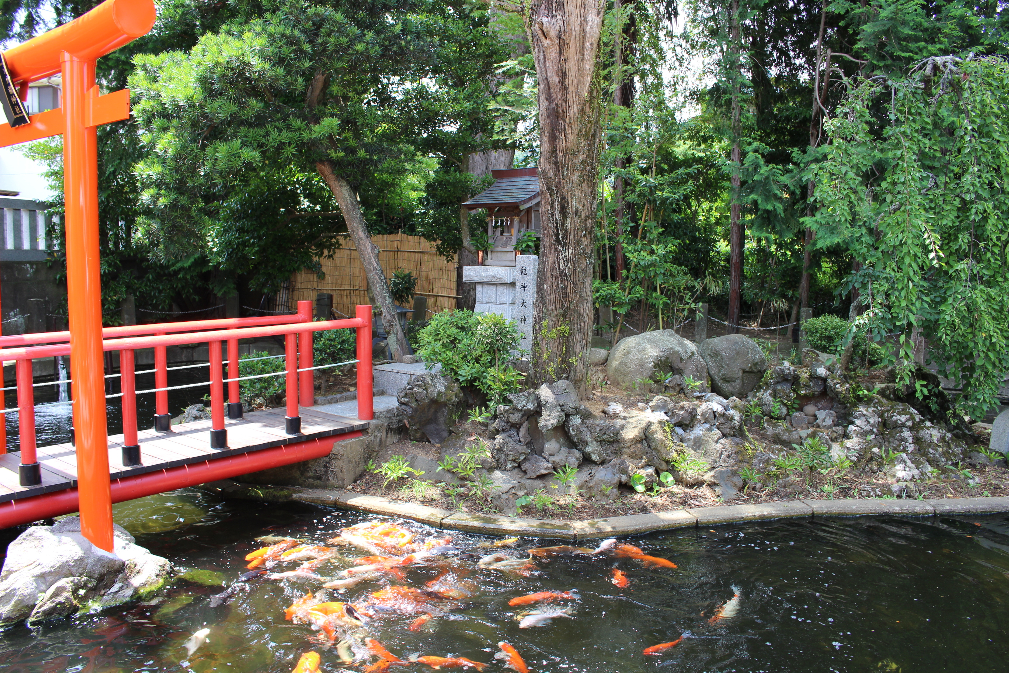 神奈川の人気デートスポットは六所神社