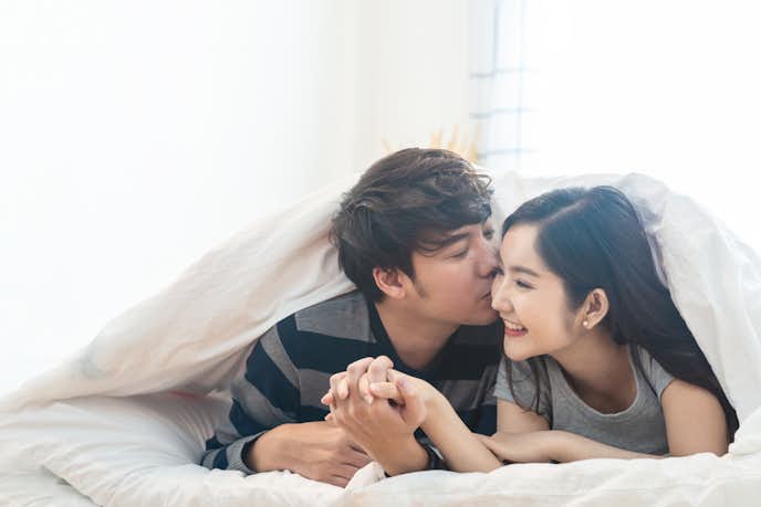 【お家デート】キスの仕方でわかる彼氏の気持ち。ずっとキスするのはなぜ?