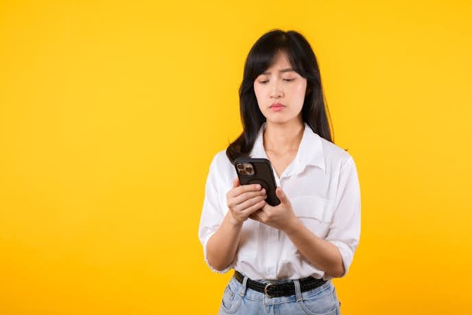 男性から視線を感じる時の対処法|話しかけてこないならどう反応する?