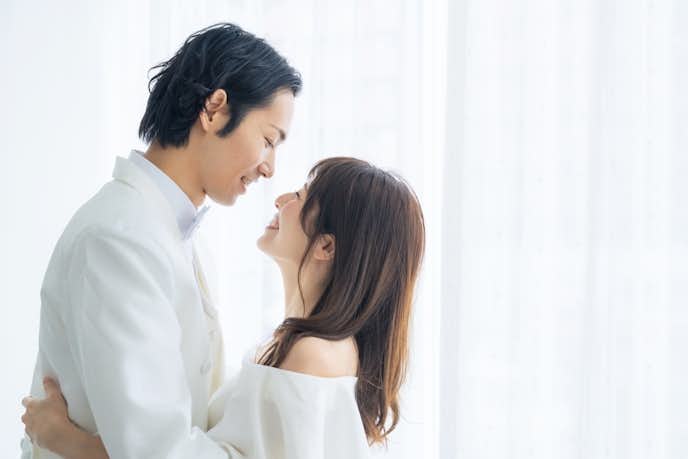 彼氏からプロポーズをされたい時の女性がとるべき対応とは