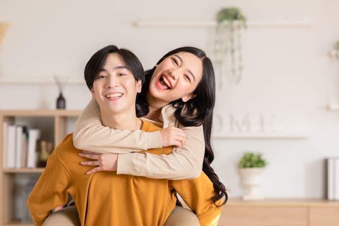 くっついてくる彼女に対する男性の心境とは|気になる本音を解説