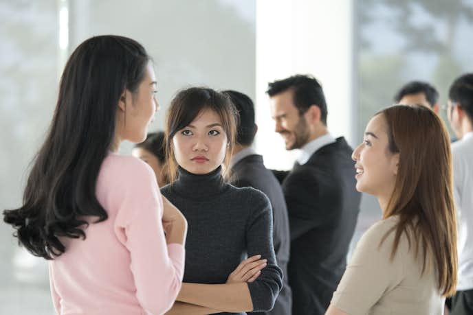 真似してくる女性の特徴6選。性格や行動のあるあるを解説!