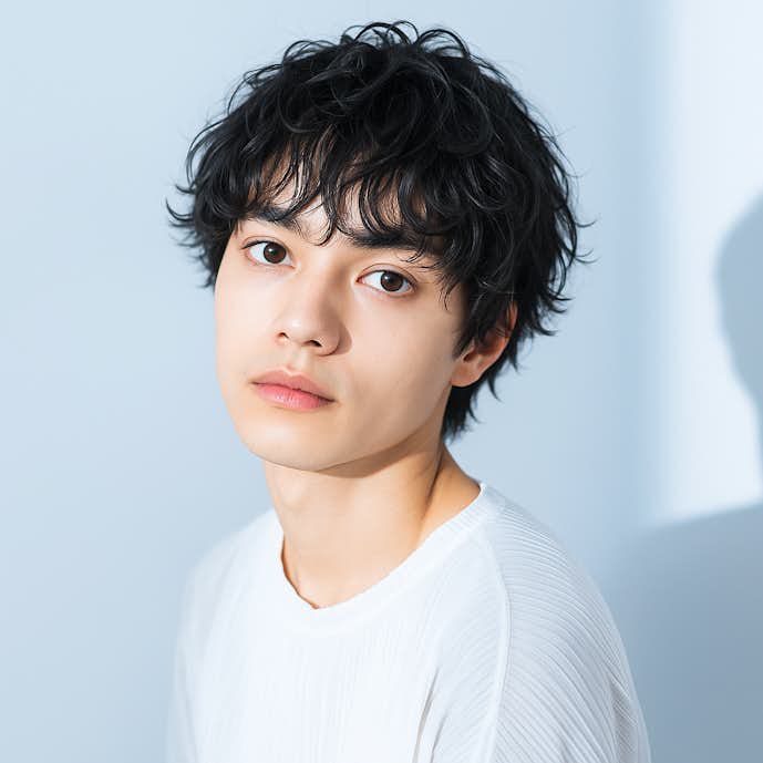 黒髪×くせ毛マッシュ×束感ショート:柔らかい動きで大人可愛い雰囲気に