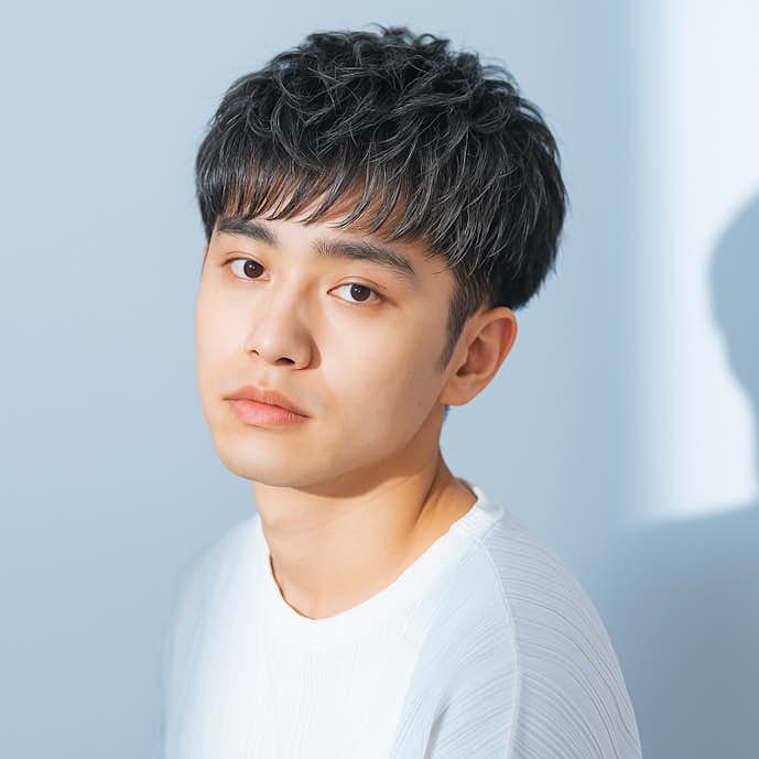 くせ毛×マッシュショート×アッシュグレー:透明感で抜け感をプラス