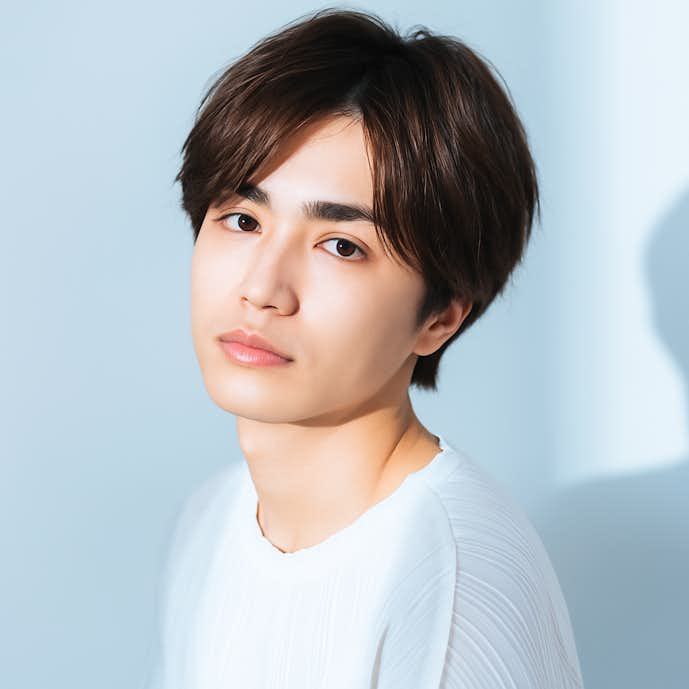 くせ毛×センターパート×ブラウン:自然な流れで大人っぽさを演出