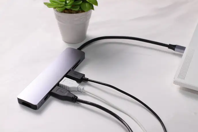 セルフパワー型USBハブのおすすめ4選。充電や配線に役立つ人気商品を解説!
