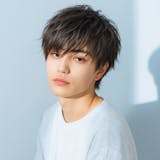 グレーアッシュのメンズ髪色35選。明るめ暗...