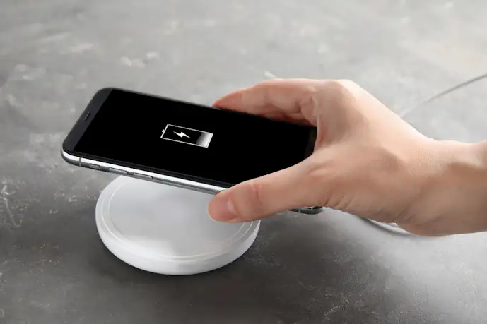 ワイヤレス充電器(Qi)のおすすめ8選。iPhone・Androidに対応の人気モデル集