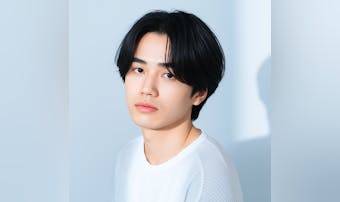 センター分けマッシュのメンズ髪型2...