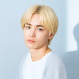 ホワイトブロンドのメンズ髪色18選。明るめ...