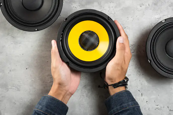 振動スピーカーのおすすめ8選。設置場所による音の違いが楽しめる人気商品を紹介!