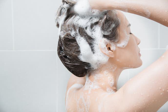 シャンプーとヘアオイルを混ぜて使う。