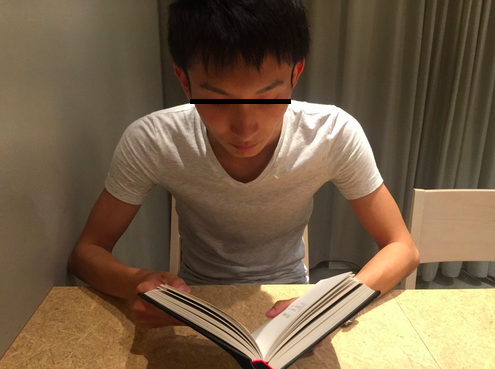 読書　つまらなそうな顔