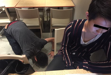 土下座をする男