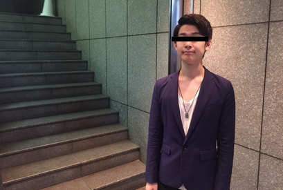 気持ち悪がる男