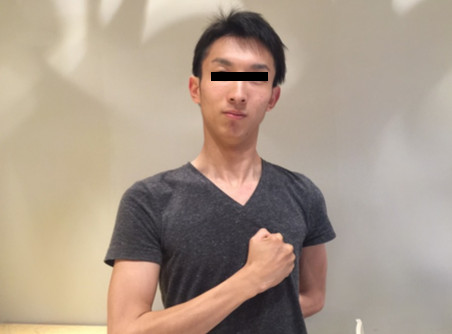 心臓に手を置く男