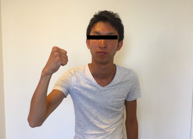 自己紹介する男