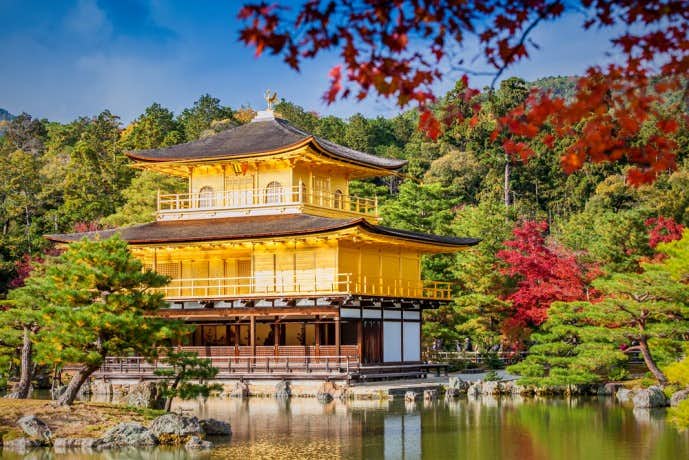 京都にある金閣寺の紅葉