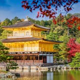 京都にある金閣寺の紅葉