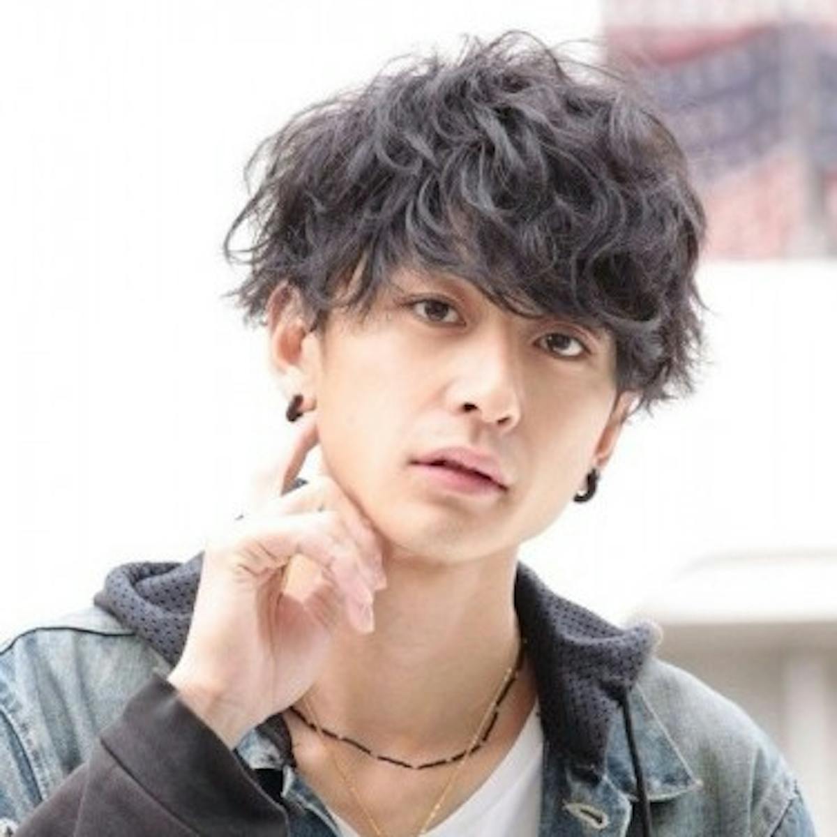 黒髪ショートパーマ15選 強さと優しさを持つモテるメンズ髪型に Smartlog 黒髪ショートパーマ15選 強さと優しさを持つモテるメンズ髪型に Smartlog