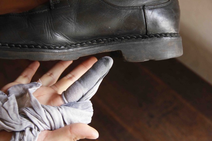 布で靴を磨く