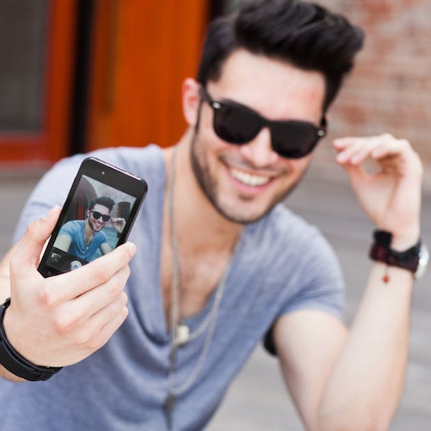 男性もスマホで自撮りする時代 カッコいい男に写る9つのコツ Smartlog 男性もスマホで自撮りする時代 カッコいい男に写る9つのコツ Smartlog